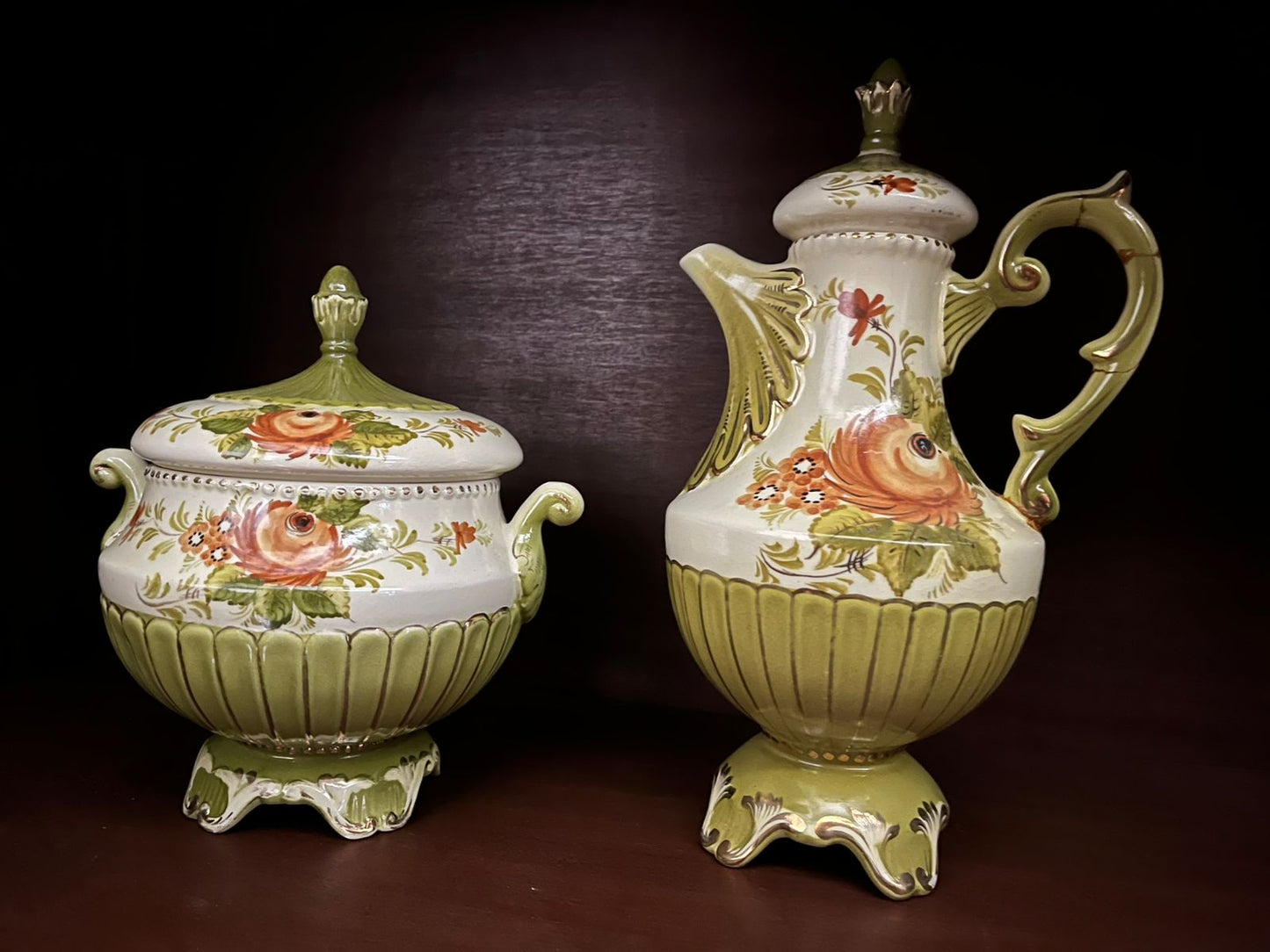 Conjunto de Porcelana Vintage com Detalhes Florais Pintados à Mão